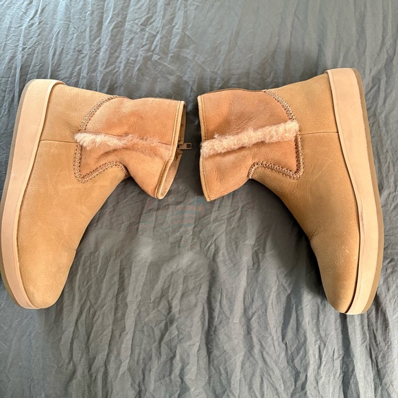 Olukai Pa'ina Hulu Shearling Lined Waterproof Tan Leather Booties. Size 7. - Picture 5 of 16